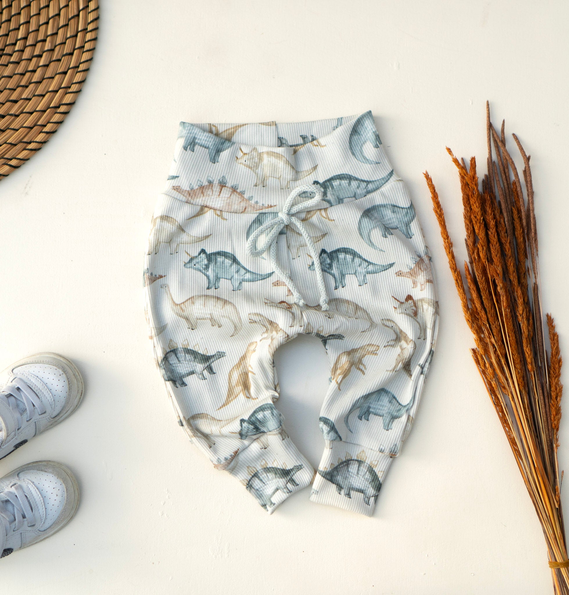 bequeme Hose auf Ribjersey mit Dinos in der Grösse 68