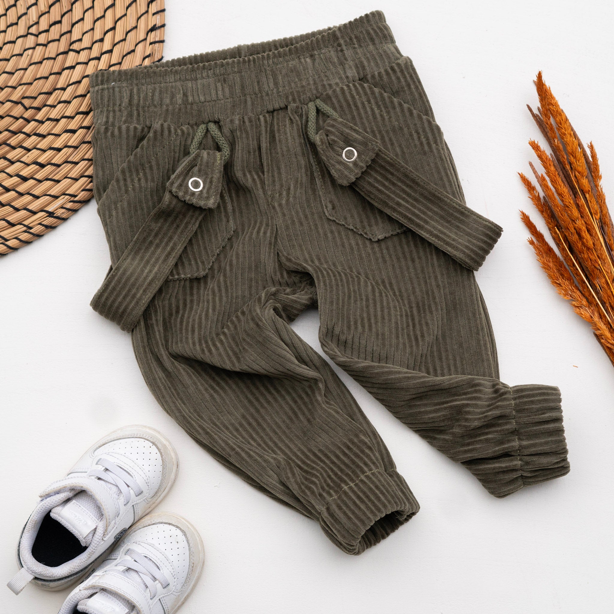 Cordhose mit Fakehosenträgern in der Grösse 74
