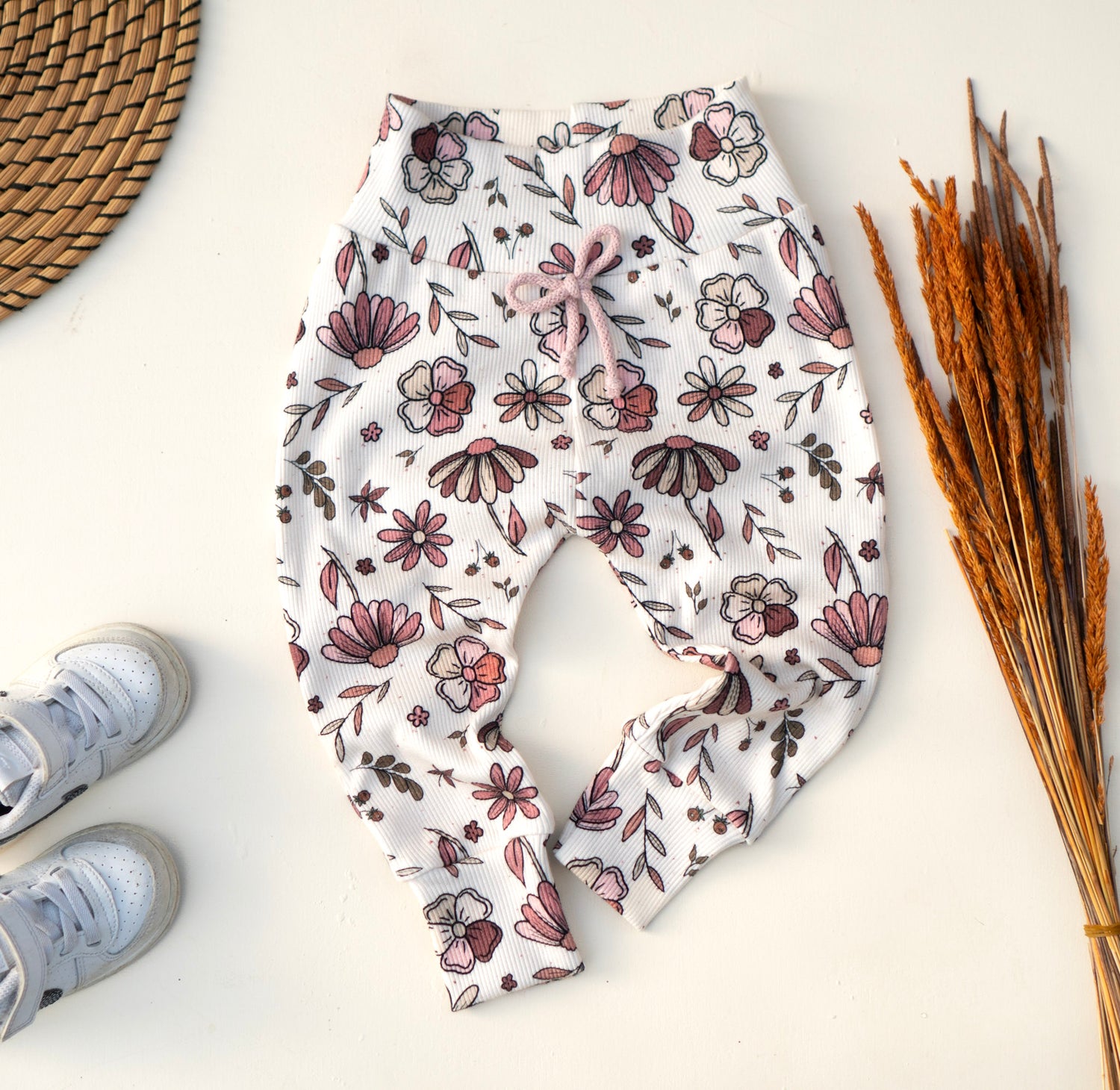 bequeme Hose auf Ribjersey mit Blumen in der Grösse 74