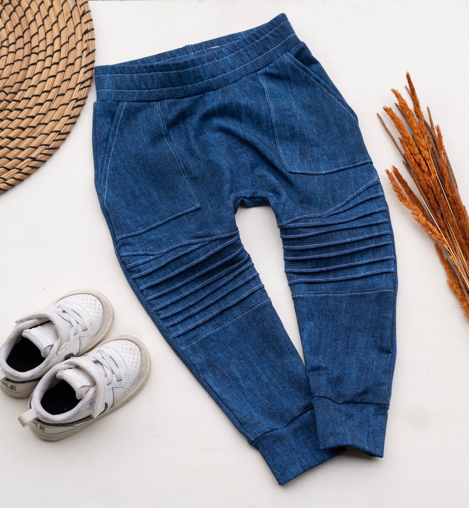 Hose mit Biesen in Jeansoptik in der Grösse 104