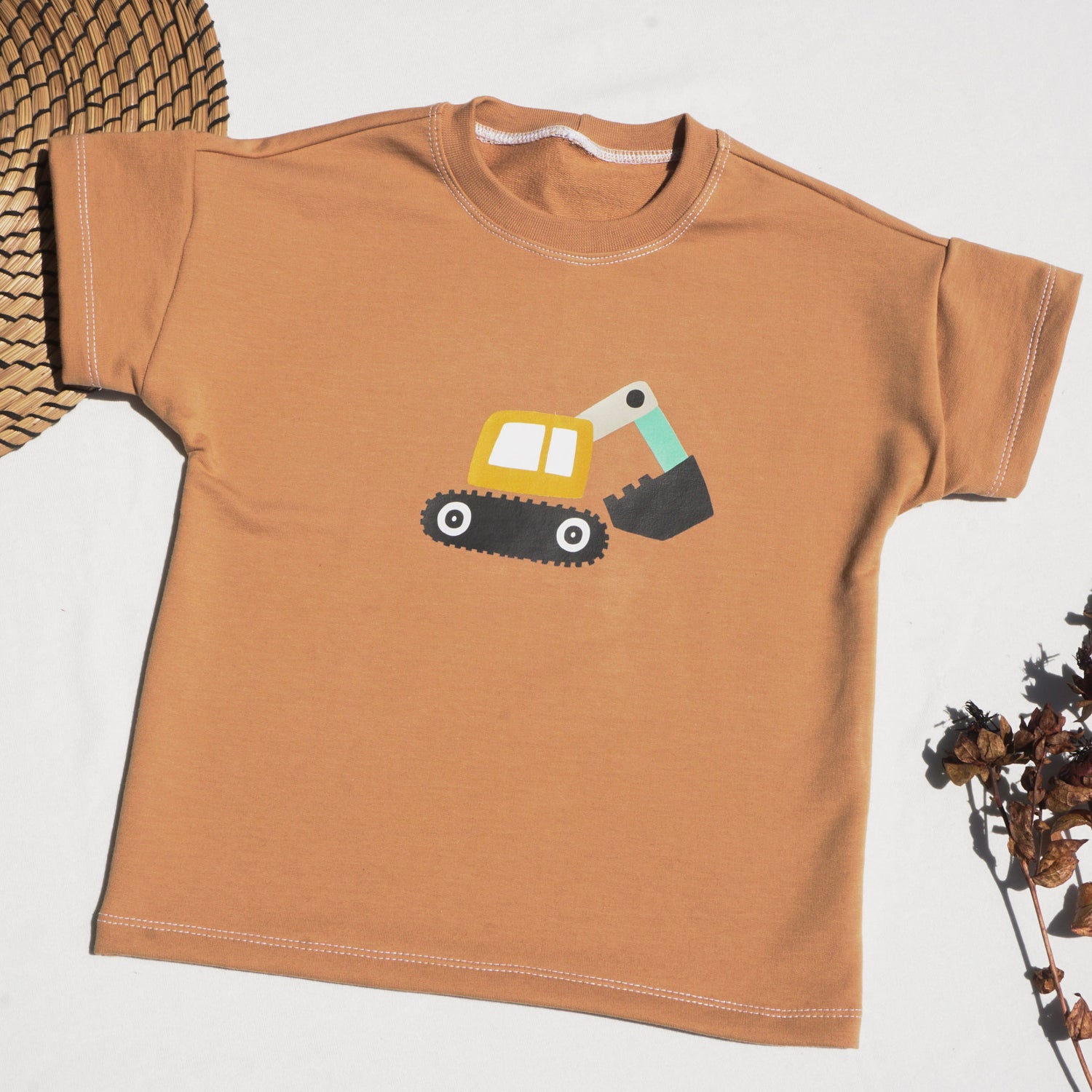 Kurzarmshirt mit Bagger in der Grösse 98