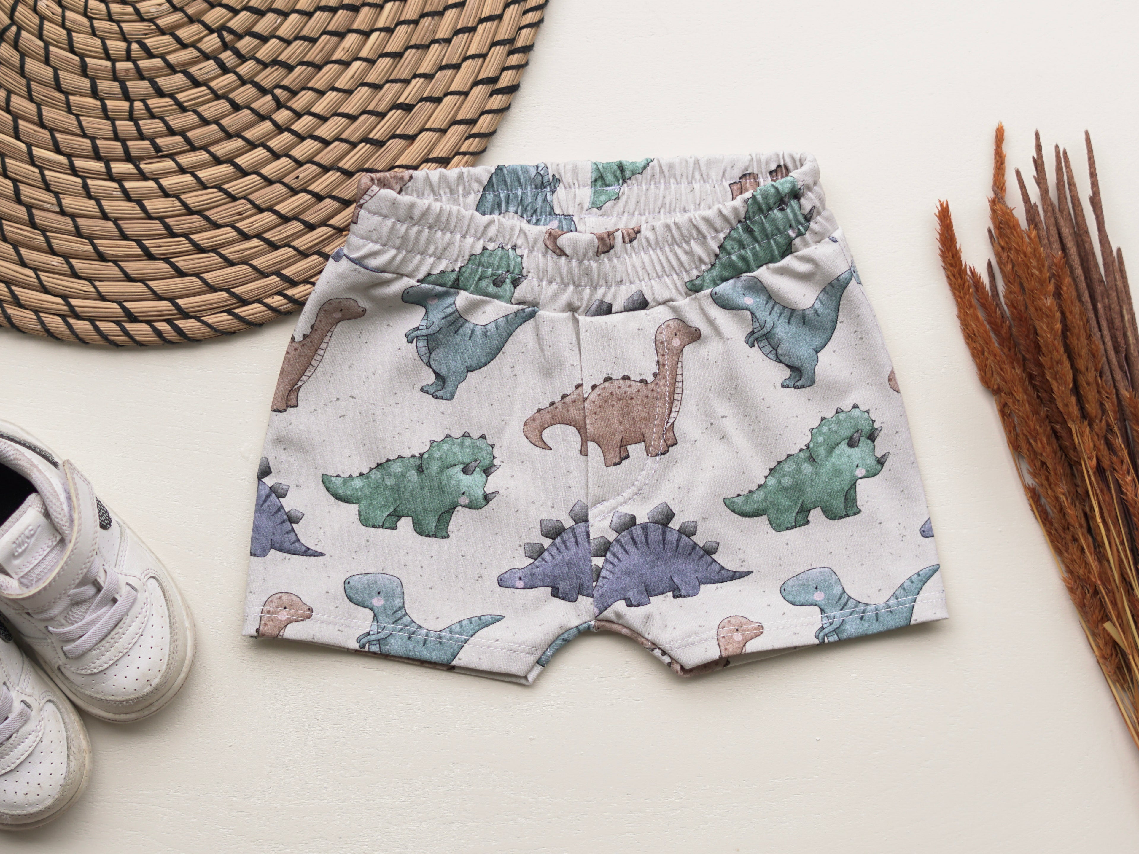 Baggyshorts mit süssem Dinomotiv Grösse 68